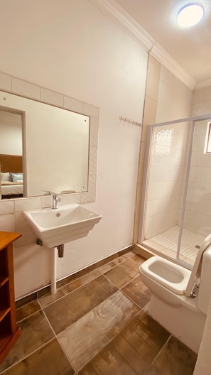 Comfort Double Room | Bathroom | Shower, rainfall showerhead, towels, soap