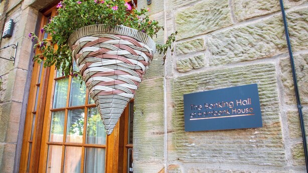 Un bâtiment en pierre sur lequel on peut lire l’inscription : « Le hall des opérations de la banque Himbank. »