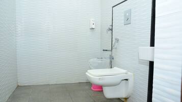 Buồng tắm vòi sen, khăn tắm, dầu gội