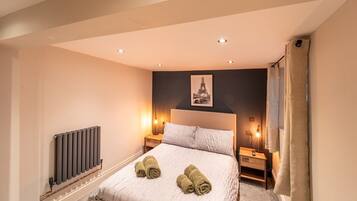 3 bedrooms, iron/ironing board, free WiFi, bed sheets