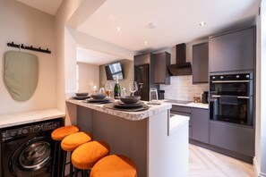 Refrigerador, microondas, horno, placa de cocina