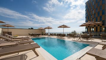 Utendørsbasseng, bassengparasoller og solsenger