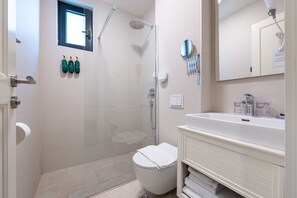Superior-Studiosuite, 1 Schlafzimmer, Balkon, Bergblick | Badezimmer | Dusche, Regendusche, kostenlose Toilettenartikel, Haartrockner