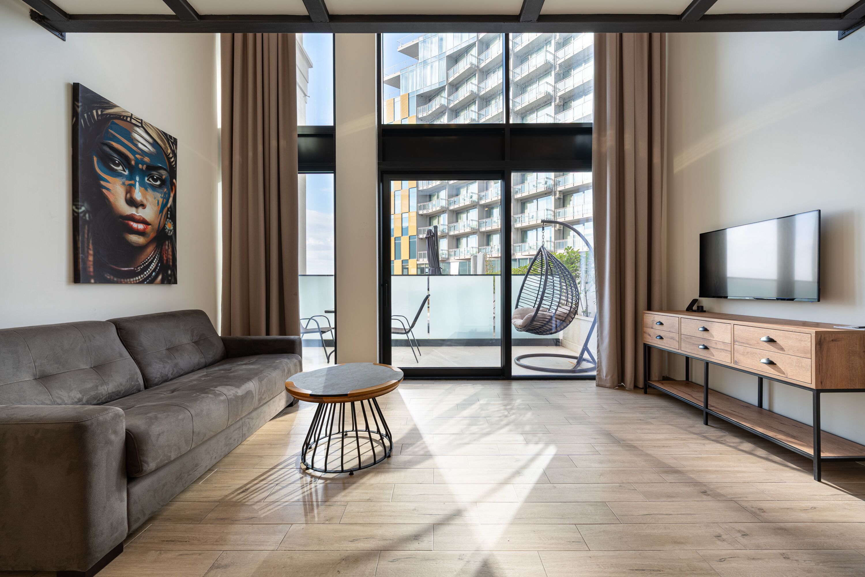 Deluxe-Maisonette, 1 Queen-Bett und Schlafsofa, Balkon, Poolblick | Wohnbereich | 43-Zoll-Smart-TV mit Kabelempfang, Bücher, Drucker