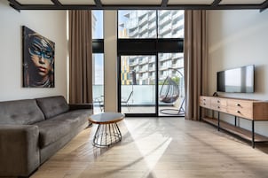 华丽复式, 1 张大床和 1 张沙发床, 阳台, 泳池景观 | 起居区 | 43-英寸智能电视（配备有线频道）、书、打印机