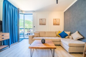 Luksus-suite - 2 soveværelser - balkon - havudsigt | Opholdsområde | 43-tommers smart-tv med kabelkanaler