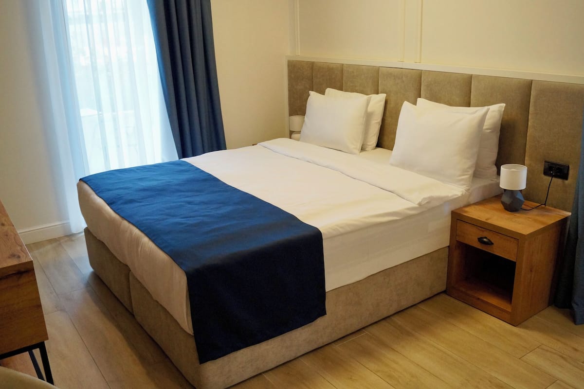 Junior-Suite, 1 Queen-Bett und Schlafsofa, Balkon, Bergblick | Bettwäsche aus ägyptischer Baumwolle, hochwertige Bettwaren, Minibar