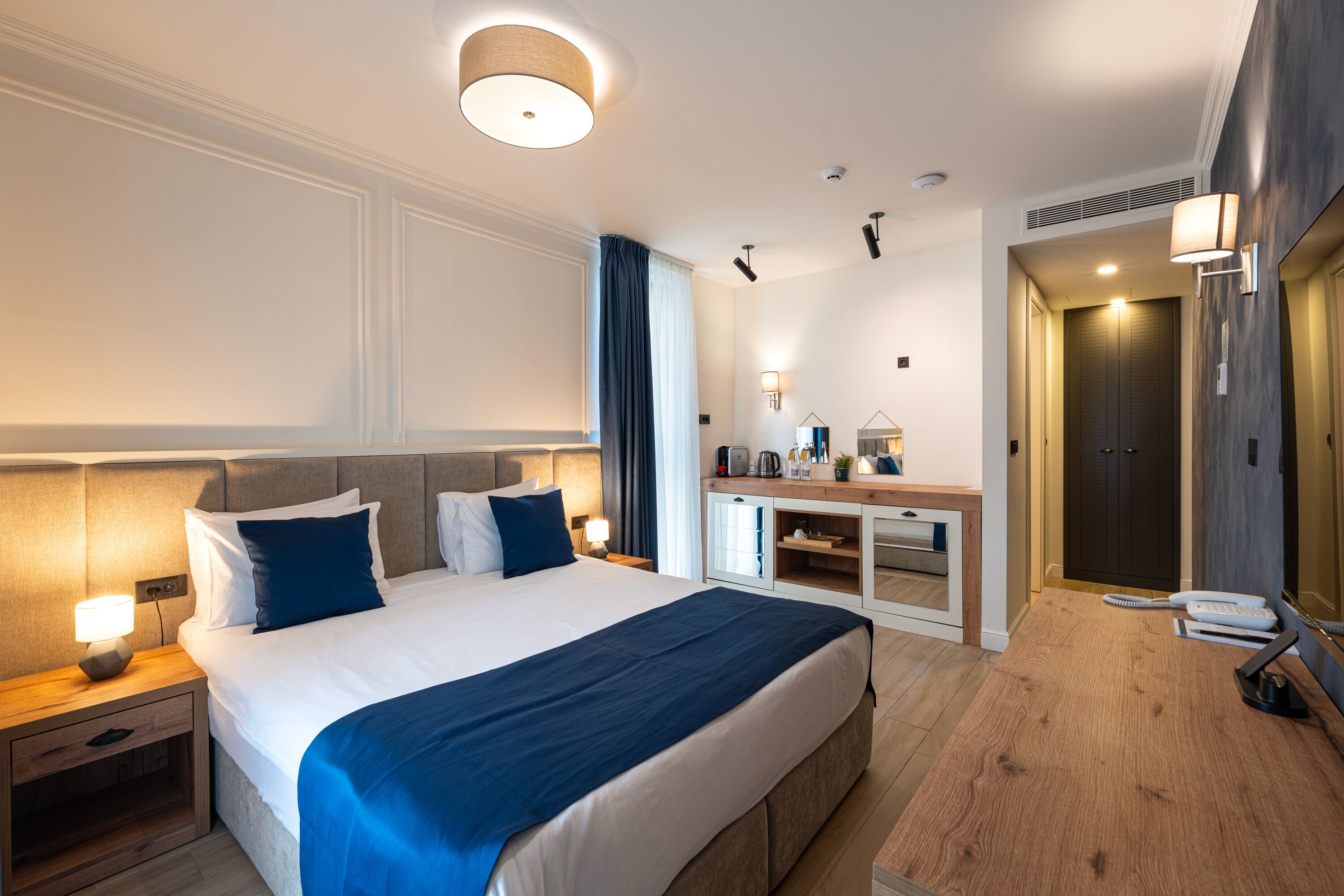 Superior Studio Suite, 1 Bedroom, Balcony, Mountain View | Egyptian cotton sheets, premium bedding, minibar, in-room safe