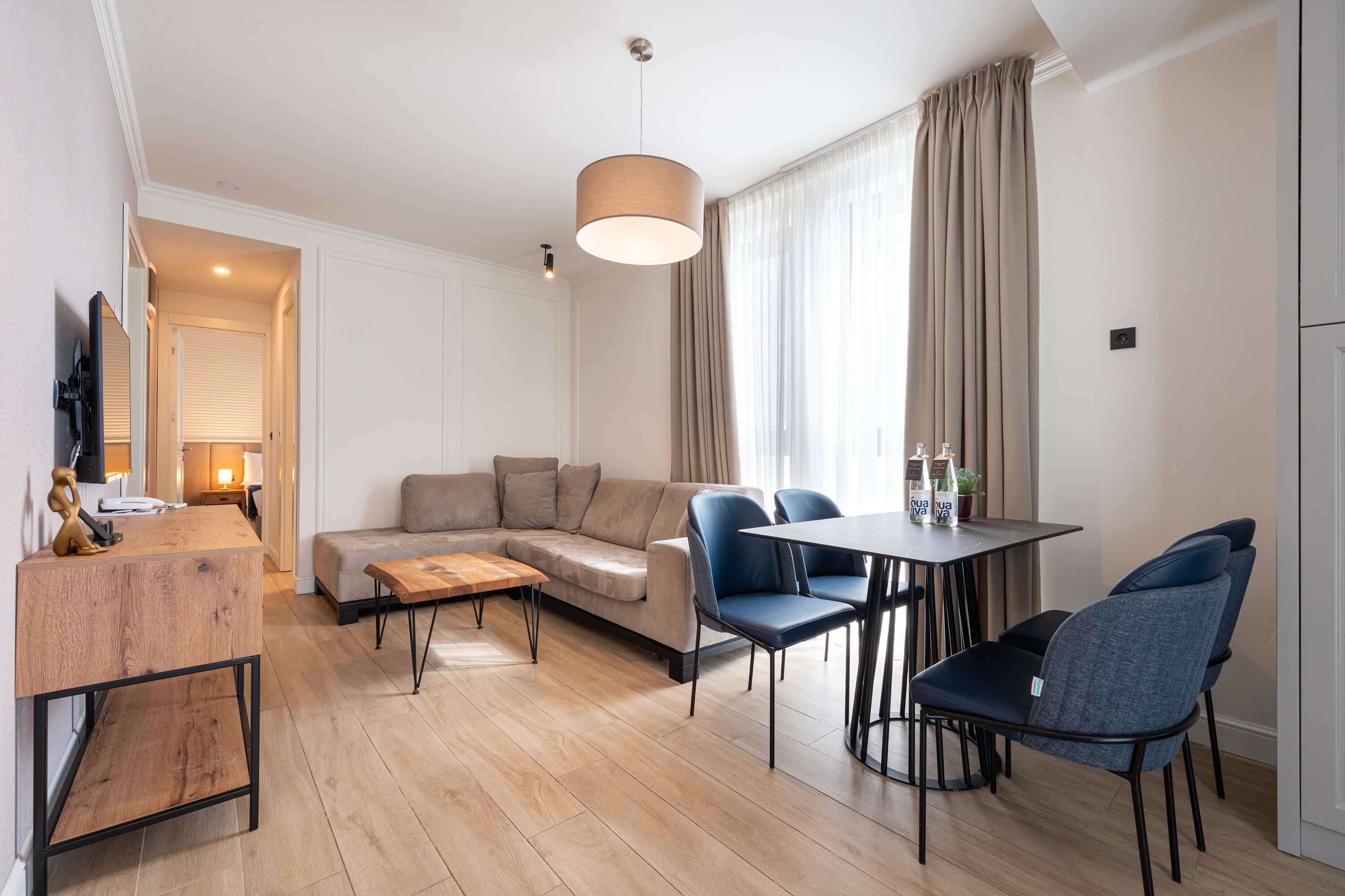 43-Zoll-Smart-TV mit Kabelempfang, Bücher, Drucker