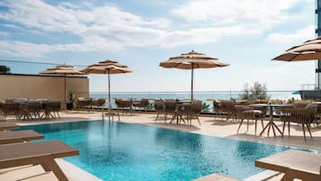 Outdoor pool, pool umbrellas, sun loungers