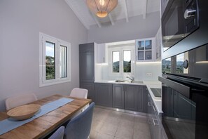 Jääkaappi, uuni, liesi, astianpesukone