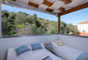 2 bedrooms, iron/ironing board, travel cot, free WiFi - Villa Mareli - Beachside Villa with Heated Pool (Almyrida)
