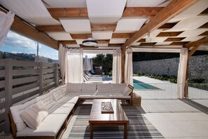 Terrace/patio - Villa Mareli - Beachside Villa with Heated Pool (Almyrida)
