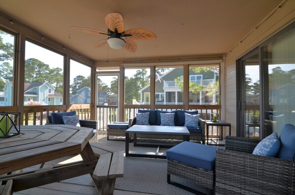 Outdoor dining - PERFECT LAKE BETHANY BEACH VACATION HOME- 931 Heron Dr (Bethany Beach)