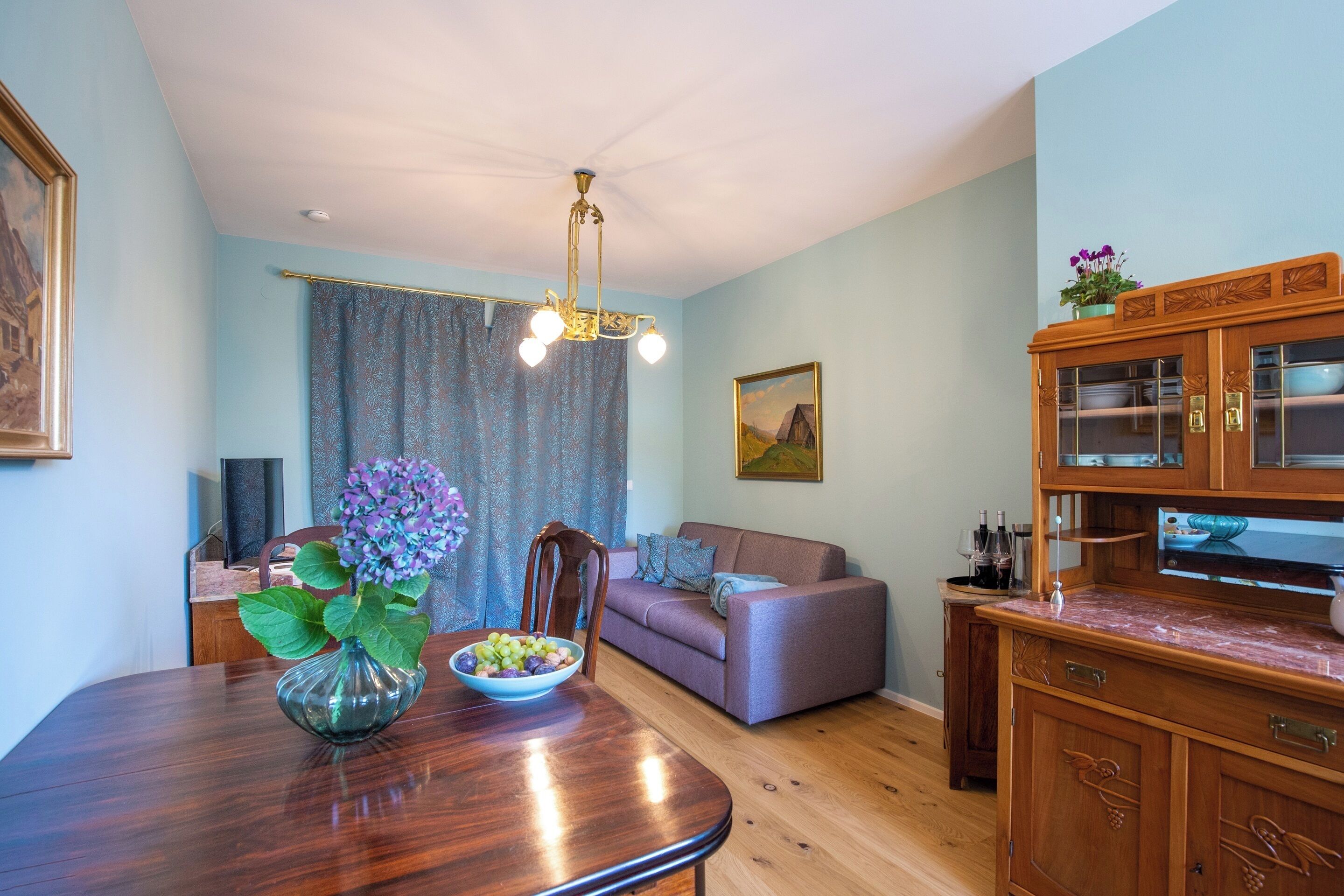 Comfort-Apartment, Nichtraucher, eigenes Bad | Wohnbereich | 50-Zoll-Flachbildfernseher mit Kabelempfang