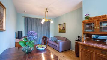 Comfort-Apartment, Nichtraucher, eigenes Bad | Wohnbereich | 50-Zoll-Flachbildfernseher mit Kabelempfang