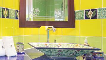 Comfort Apartment, Non Smoking, Private Bathroom | Bathroom | Shower, hair dryer, towels, soap