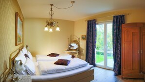 A bedroom with a bed, bedside table, lamp, and a wardrobe. - Penta Apartments (Gamlitz)