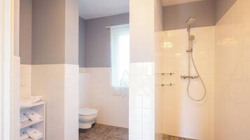 Comfort Apartment, Non Smoking, Private Bathroom | Bathroom | Shower, hair dryer, bathrobes, towels