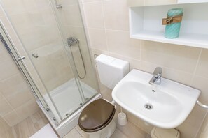 Douche, serviettes fournies, papier de toilette