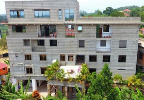 Exterior - Kirungi Vacation home,Spacious apartment with mountain view 2-bedroom  with WiFi (Fort Portal Tourism City)