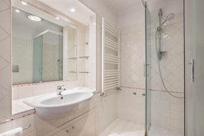 Haartrockner, Handtücher, Seife, Shampoo
