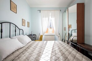 2 chambres, coffres-forts dans les chambres, fer et planche à repasser