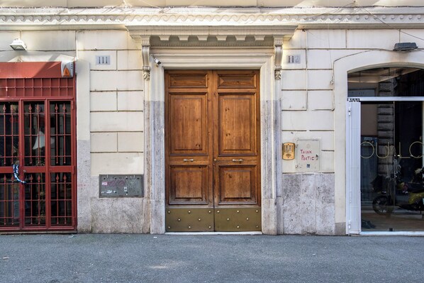 Exterior detail - Holidays Banchi Vecchi - Campo dè Fiori / Navona (Roma)