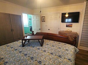 4 bedrooms, desk, internet, bed sheets