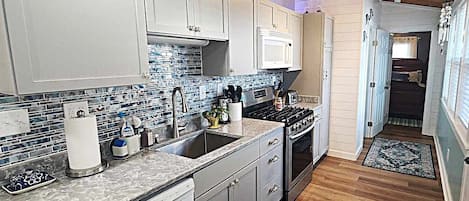 Coffee/tea maker, fridge, microwave, oven