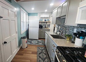 Refrigerador, microondas, horno y parrilla de estufa 