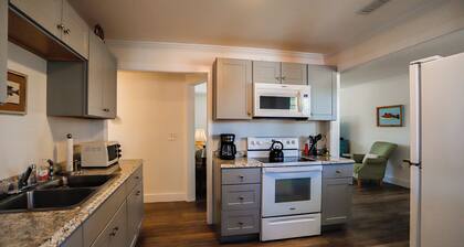 Bertha's Cottage: Rec Room l Fenced Yard l Pet Friendly