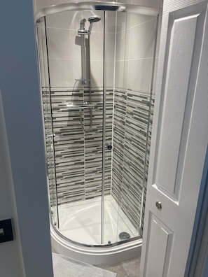 Dusch, hårtork, handdukar och tvål