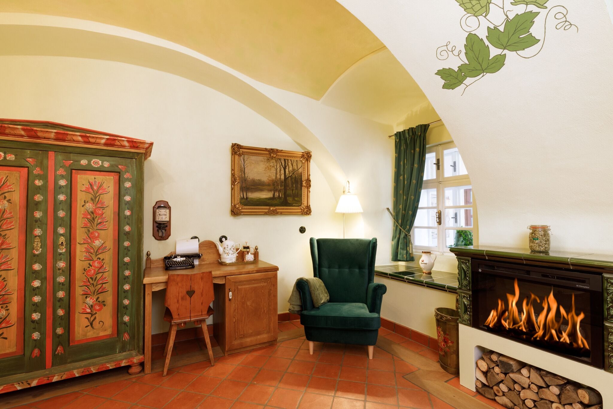 Comfort-Doppelzimmer, Blick auf den Innenhof, Erdgeschoss | Minibar, individuell dekoriert, laptopgeeigneter Arbeitsplatz