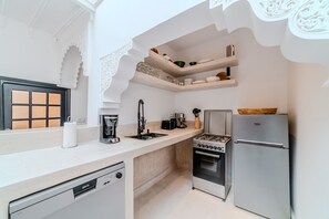 Jääkaappi, mikroaaltouuni, astianpesukone, kahvin-/teenkeitin