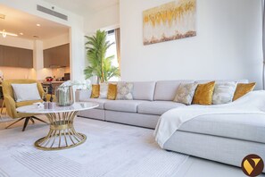 Luxury Apartment, City View | Ruang tamu | 55 inci sebuah televisyen pintar dengan kabel 