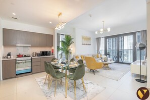 Luxury-Apartment, Stadtblick | Essbereich im Zimmer