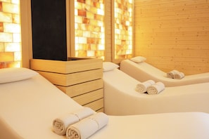 Salas de tratamiento para parejas, un sauna, una bañera de hidromasaje