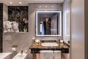 Tweepersoonskamer, terras (Prestige) | Badkamer | Een haardroger, pantoffels, handdoeken, zeep