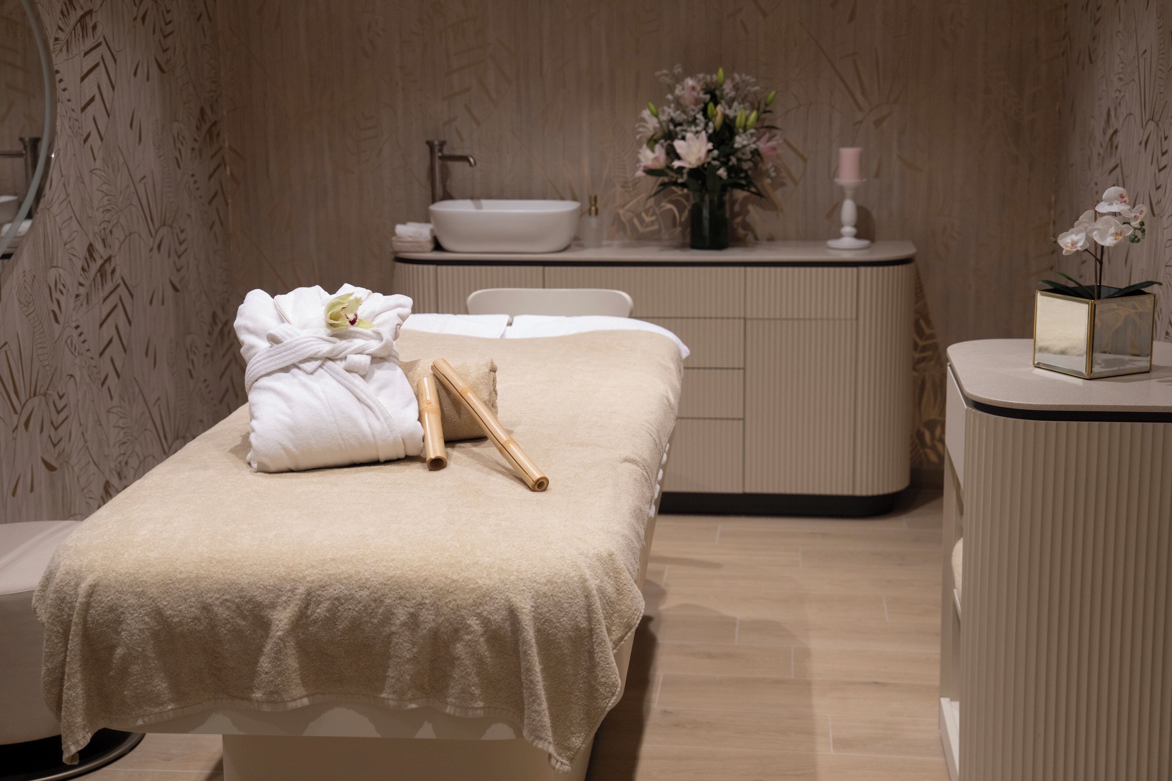 Couples treatment rooms, sauna, hot tub, steam room, Turkish bath