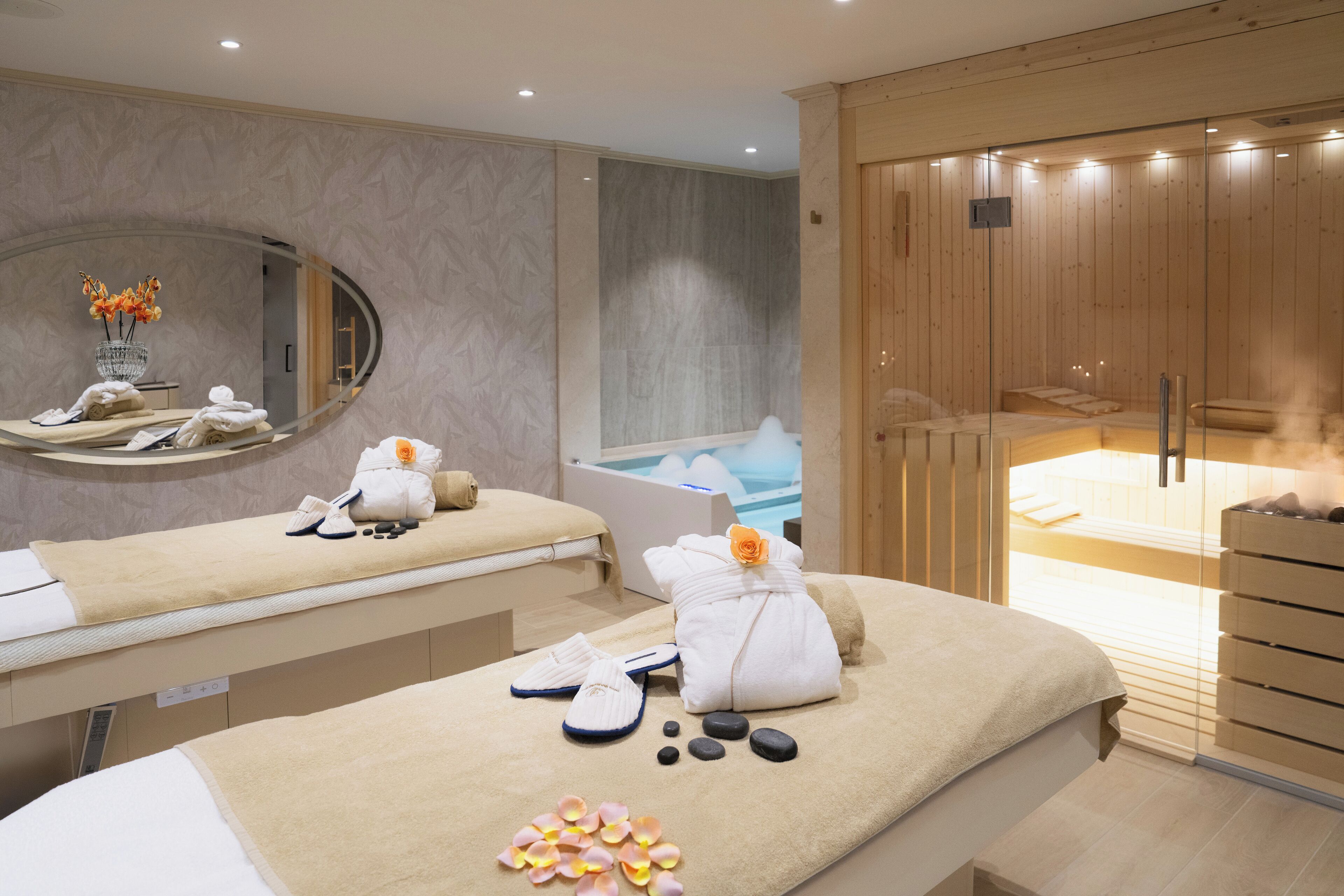 Behandlingsrum för par, bastu, bubbelpool och ångbastu