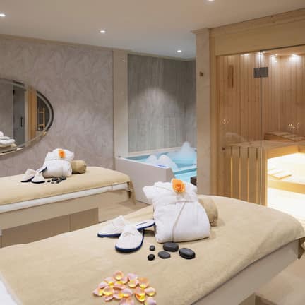 Couples treatment rooms, sauna, hot tub, steam room, Turkish bath