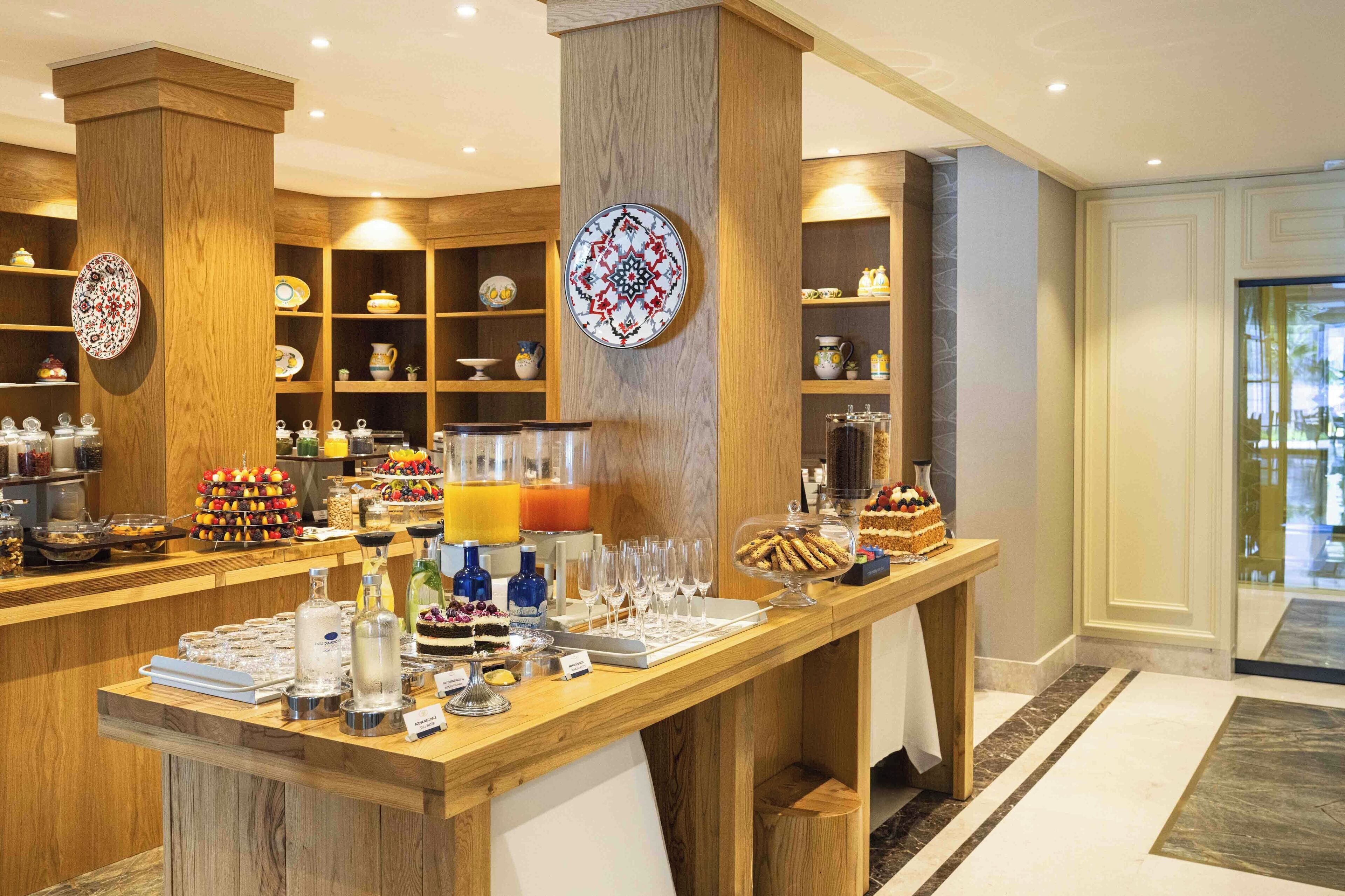 Un buffet proposant une variété de plats, de verrerie et d’assiettes décoratives.