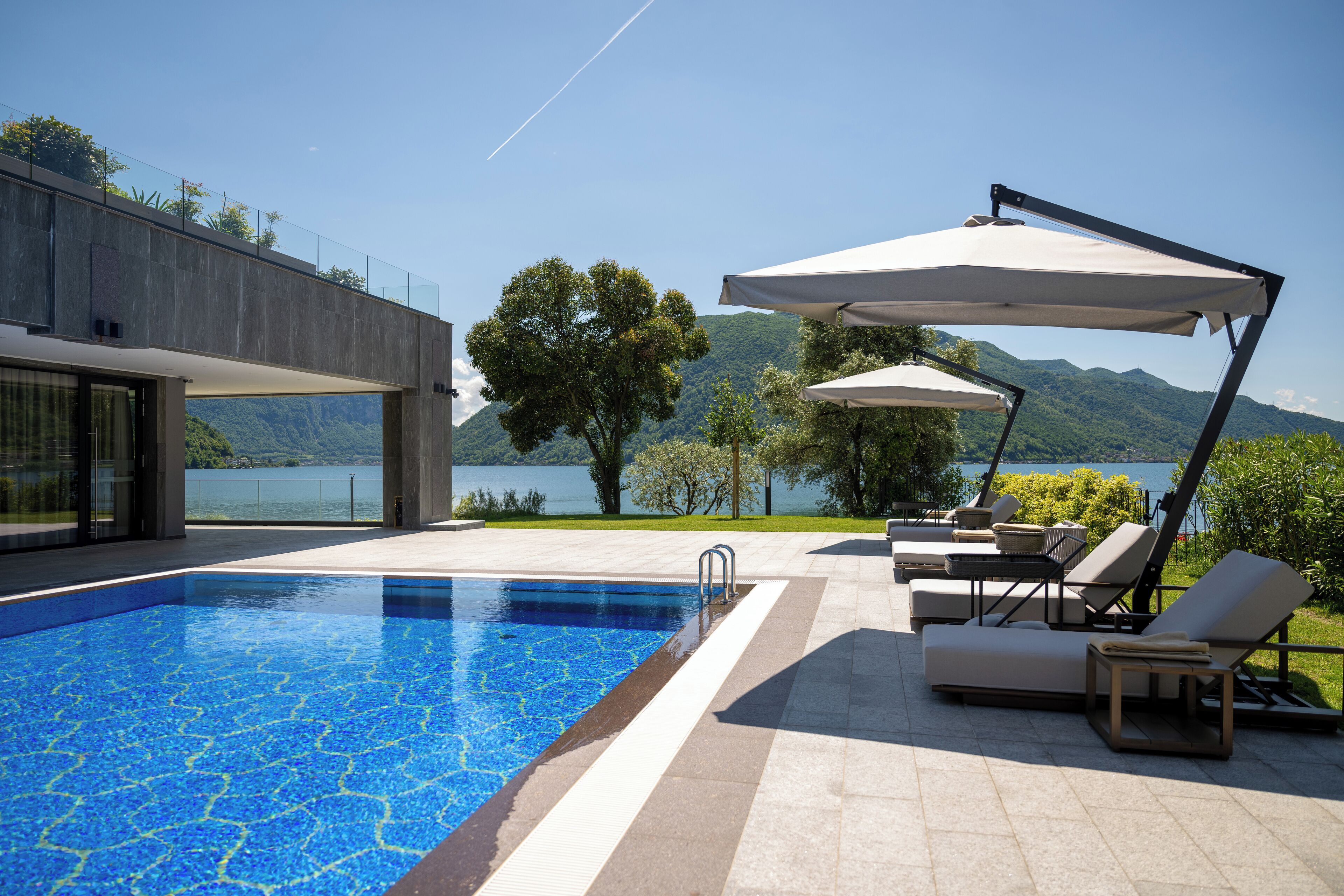 Una piscina al aire libre de temporada