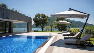 Una piscina al aire libre de temporada