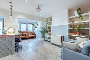 Interior - Bright & Stylish 4-Bed Home in the Heart of Morden (Greater London)