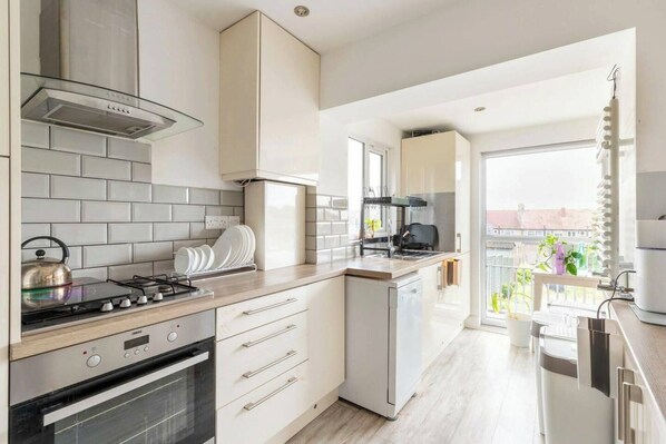 Fridge, oven, stovetop, dishwasher