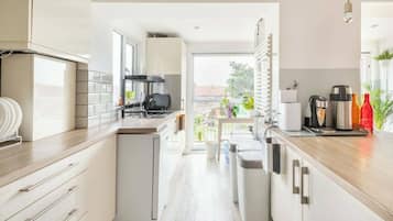 Fridge, oven, stovetop, dishwasher