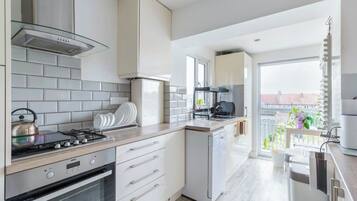 Fridge, oven, stovetop, dishwasher