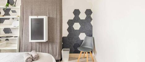 4 bedrooms, iron/ironing board, internet, bed sheets